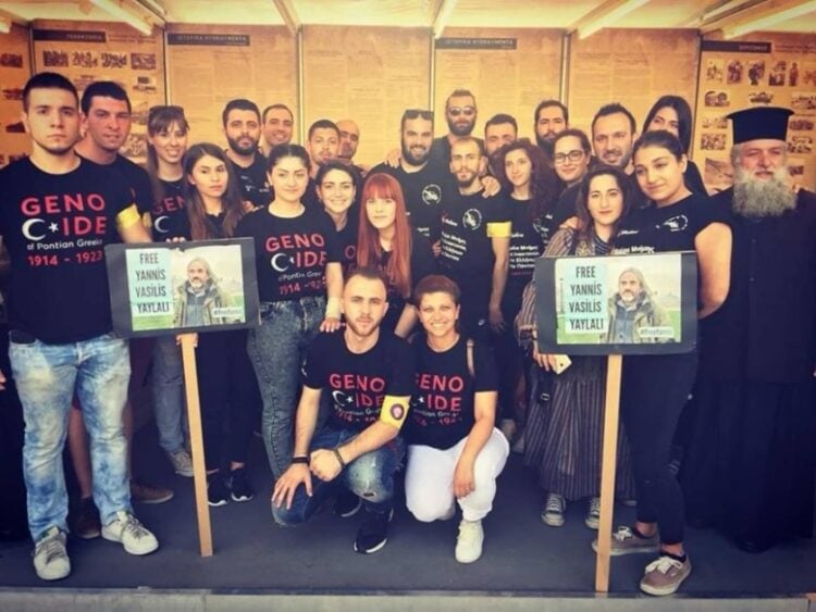 Εικόνα από τα ενημερωτικά περίπτερα της ΕΠΟΝΑ 2017-2018 (πηγή: facebook.com/epona.gr)