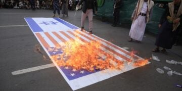 Υποστηρικτές των Χούθι στην Υεμένη καίνε τις σημαίες των ΗΠΑ και του Ισραήλ σε μια διαδήλωση υπέρ των Παλαιστινίων (φωτ.: EPA/Yahya Arhab)