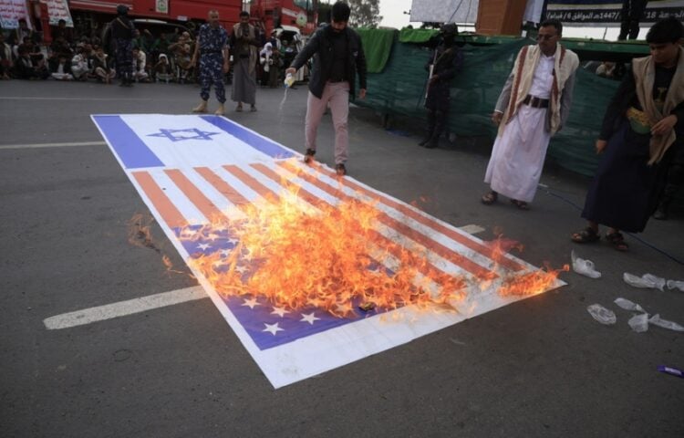 Υποστηρικτές των Χούθι στην Υεμένη καίνε τις σημαίες των ΗΠΑ και του Ισραήλ σε μια διαδήλωση υπέρ των Παλαιστινίων (φωτ.: EPA/Yahya Arhab)