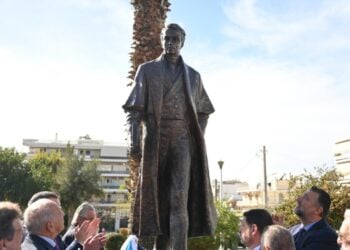 Εικόνα από την επίσημη τελετή αποκαλυπτηρίων του ανδριάντα του πρώτου κυβερνήτη της Ελλάδας Ιωάννη Καποδίστρια, και της μετονομασίας της πλατείας Δημαρχείου σε πλατεία Κυβερνήτη Ιωάννη Καποδίστρια (φωτ.: ΑΠΕ-ΜΠΕ / Υπ. Εθνικής Άμυνας / Χρήστος Πελεκούδας)