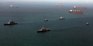 Εικόνα που έδωσε στη δημοσιότητα ο ιρανικός στρατός δείχνει ιρανικά και ρωσικά πολεμικά πλοία σε κοινή άσκηση στη Θάλασσα του Ομάν (φωτ.: EPA/ IRANIAN ARMY OFFICE)