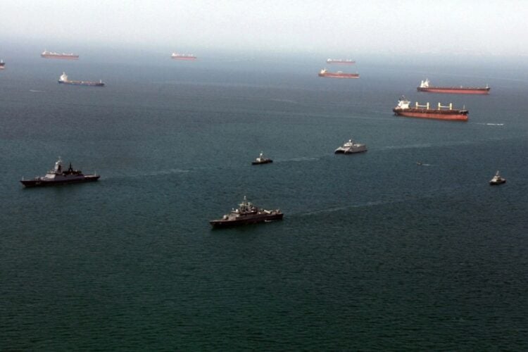 Εικόνα που έδωσε στη δημοσιότητα ο ιρανικός στρατός δείχνει ιρανικά και ρωσικά πολεμικά πλοία σε κοινή άσκηση στη Θάλασσα του Ομάν (φωτ.: EPA/ IRANIAN ARMY OFFICE)