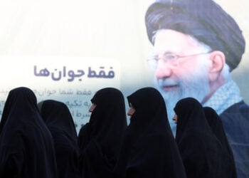 Ιρανές περνούν μπροστά από αφίσα του Αγιατολάχ Αλί Χαμενεΐ, κατά την άφιξή τους σε τελετή μνήμης για θύματα των αντικυβερνητικών διαδηλώσεων, στο τέμενος Μοσαλάχ της Τεχεράνης. 17 Φεβρουαρίου 2026 (φωτ.: EPA / Abedin Taherkenareh)