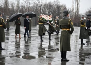 O Αμερικανός αντιπρόεδρος Τζ. Ντ. Βανς με τη σύζυγό του στη διάρκεια της κατάθεσης στεφάνου στο Μνημείο της Αρμενικής Γενοκτονίας Τσιτσερνακαμπέρντ (φωτ.: ΕΡΑ/Γραφείο Τύπου του Πρωθυπουργού της Αρμενίας)