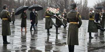 O Αμερικανός αντιπρόεδρος Τζ. Ντ. Βανς με τη σύζυγό του στη διάρκεια της κατάθεσης στεφάνου στο Μνημείο της Αρμενικής Γενοκτονίας Τσιτσερνακαμπέρντ (φωτ.: ΕΡΑ/Γραφείο Τύπου του Πρωθυπουργού της Αρμενίας)