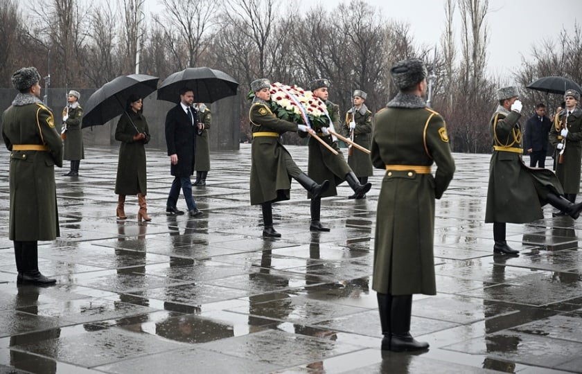 O Αμερικανός αντιπρόεδρος Τζ. Ντ. Βανς με τη σύζυγό του στη διάρκεια της κατάθεσης στεφάνου στο Μνημείο της Αρμενικής Γενοκτονίας Τσιτσερνακαμπέρντ (φωτ.: ΕΡΑ/Γραφείο Τύπου του Πρωθυπουργού της Αρμενίας)