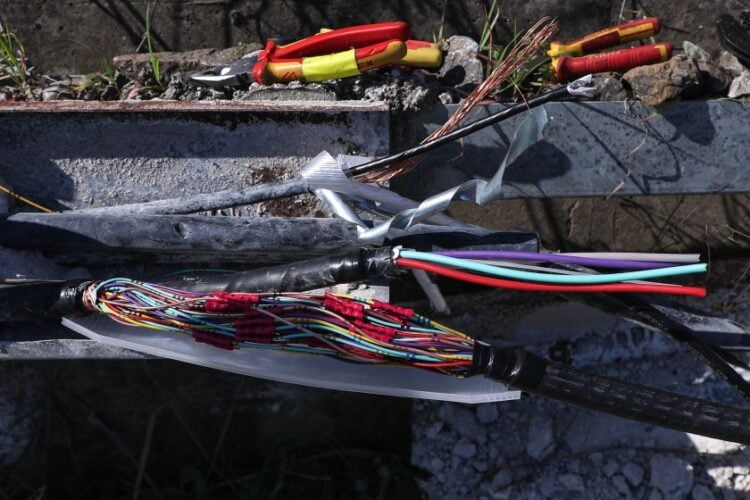 Στιγμιότυπο από το σημείο στη σιδηροδρομική γραμμή Αθήνας-Θεσσαλονίκης στο Πλατύ Ημαθίας, όπου σύμφωνα με την καταγγελία του αναπληρωτή υπουργού Μεταφορών Κωνσταντίνου Κυρανάκη σημειώθηκε δολιοφθορά (φωτ.: EUROKINISSI)