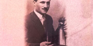 Από το εξώφυλλο της κασέτας «Divâne Âşık Gibi». Κυκλοφόρησε από την Kalan Müzik το 2001 (πηγή: turkudostlari.net)