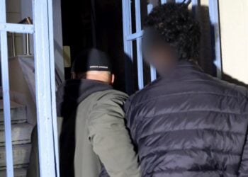 Εικόνα από τη μεταγωγή του Μαροκινού κατηγορουμένου για διακίνηση μεταναστών στον ανακριτή (φωτ.: Κώστας Αναγνώστου/ EUROKINISSI)