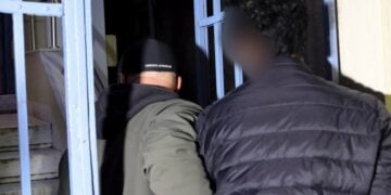 Εικόνα από τη μεταγωγή του Μαροκινού κατηγορουμένου για διακίνηση μεταναστών στον ανακριτή (φωτ.: Κώστας Αναγνώστου/ EUROKINISSI)