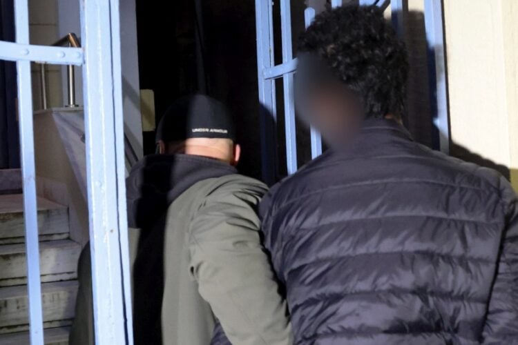 Εικόνα από τη μεταγωγή του Μαροκινού κατηγορουμένου για διακίνηση μεταναστών στον ανακριτή (φωτ.: Κώστας Αναγνώστου/ EUROKINISSI)