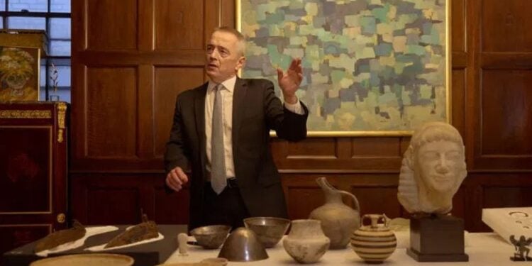 Ο συνταγματάρχης Μάθιου Μπογδάνος, επικεφαλής της Μονάδα Δίωξης Παράνομης Διακίνησης Αρχαιοτήτων
της Εισαγγελίας της Νέας Υόρκης και βοηθός εισαγγελέα στο Μανχάταν (φωτ.: vilcek.org/prizes)