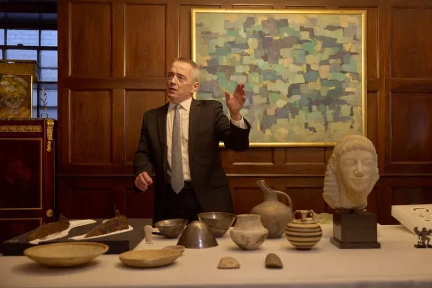 Ο συνταγματάρχης Μάθιου Μπογδάνος, επικεφαλής της Μονάδα Δίωξης Παράνομης Διακίνησης Αρχαιοτήτων
της Εισαγγελίας της Νέας Υόρκης και βοηθός εισαγγελέα στο Μανχάταν (φωτ.: vilcek.org/prizes)