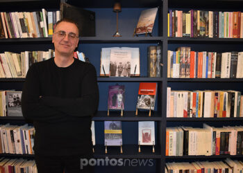 Ο Μενέλαος Χαραλαμπίδης στο βιβλιοπωλείο Penny Lane στη Νέα Σμύρνη, ποζάρει μπροστά από το βιβλίο του «Οι δωσίλογοι» (φωτ.: Γεωργία Βορύλλα)