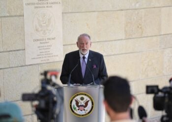 Ο Αμερικανός πρεσβευτής στο Ισραήλ Μάικ Χάκαμπι σε συνέντευξη Τύπου, στην Ιερουσαλήμ, τον Μάιο του 2025 (φωτ. αρχείου: EPA/ABIR SULTAN)