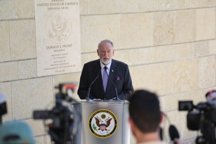 Ο Αμερικανός πρεσβευτής στο Ισραήλ Μάικ Χάκαμπι σε συνέντευξη Τύπου, στην Ιερουσαλήμ, τον Μάιο του 2025 (φωτ. αρχείου: EPA/ABIR SULTAN)