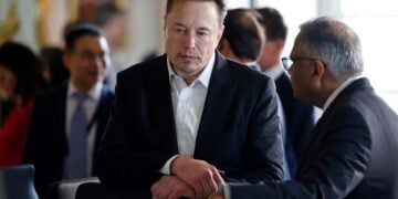 Ο Ίλον Μασκ κατά τη διάρκεια στρογγυλής τράπεζας στο 6ο φόρουμ «Choose France», στο Παλάτι των Βερσαλλιών, έξω από το Παρίσι. 15 Μαΐου 2023 (φωτ.: EPA / Ludovic Marin / POOL MAXPPP OUT)