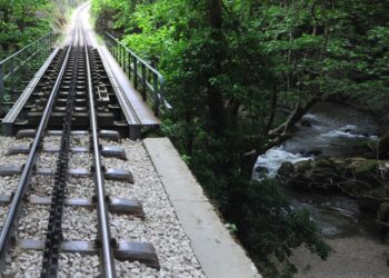 Τμήμα της διαδρομής που κάνει ο Οδοντωτός Σιδηρόδρομος των Καλαβρύτων (φωτ. αρχείου: ΑΠΕ-ΜΠΕ/Βασίλης Ψωμάς)