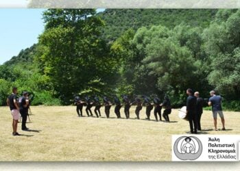 Φωτογραφία από τη βιντεοσκόπηση του χορού Σέρρα στον Άγιο Παντελεήμονα Μικροδάσους Κιλκίς για την καταλογογράφηση του Πυρρίχιου στο Εθνικό Ευρετήριο Άυλης Πολιτιστικής κληρονομιάς (φωτ.-εικ.: Αλεξία Ιωαννίδου)