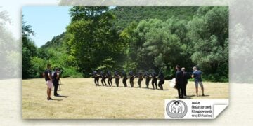 Φωτογραφία από τη βιντεοσκόπηση του χορού Σέρρα στον Άγιο Παντελεήμονα Μικροδάσους Κιλκίς για την καταλογογράφηση του Πυρρίχιου στο Εθνικό Ευρετήριο Άυλης Πολιτιστικής κληρονομιάς (φωτ.-εικ.: Αλεξία Ιωαννίδου)