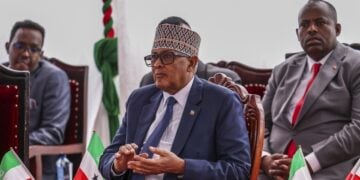 Ο πρόεδρος της Σομαλιλάνδης Αμπντιραχμάν Μοχαμέντ Αμπντουλαχί, τον περασμένο Μάιο, στο Ναϊρόμπι της Κένυας (φωτ. αρχείου: EPA/ DANIEL IRUNGU)