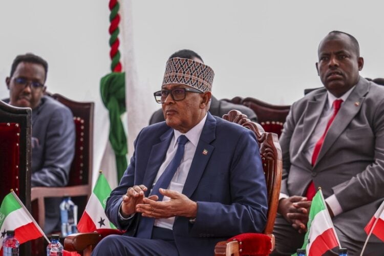 Ο πρόεδρος της Σομαλιλάνδης Αμπντιραχμάν Μοχαμέντ Αμπντουλαχί, τον περασμένο Μάιο, στο Ναϊρόμπι της Κένυας (φωτ. αρχείου: EPA/ DANIEL IRUNGU)