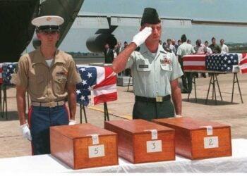 Ο δεκανέας Hazel Wood (δεξιά) χαιρετά στρατιωτικά προτού παραλάβει ξύλινα κιβώτια που περιείχαν τα λείψανα Αμερικανών στρατιωτών, κατά τη διάρκεια τελετής επαναπατρισμού αγνοουμένων (MIA), στις 10 Ιουνίου 1996, στο αεροδρόμιο του Ανόι. 

Το Ανόι παρέδωσε στις ΗΠΑ, τα υποτιθέμενα λείψανα επτά αγνοουμένων. Τα λείψανα, τοποθετημένα σε φέρετρα καλυμμένα με την αμερικανική σημαία, μεταφέρθηκαν αεροπορικώς στη Χαβάη για να γίνει η ταυτοποίησή τους (φωτ. αρχείου: Hoang Dinh NAM)