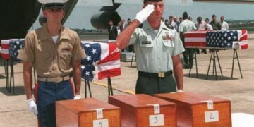 Ο δεκανέας Hazel Wood (δεξιά) χαιρετά στρατιωτικά προτού παραλάβει ξύλινα κιβώτια που περιείχαν τα λείψανα Αμερικανών στρατιωτών, κατά τη διάρκεια τελετής επαναπατρισμού αγνοουμένων (MIA), στις 10 Ιουνίου 1996, στο αεροδρόμιο του Ανόι. 

Το Ανόι παρέδωσε στις ΗΠΑ, τα υποτιθέμενα λείψανα επτά αγνοουμένων. Τα λείψανα, τοποθετημένα σε φέρετρα καλυμμένα με την αμερικανική σημαία, μεταφέρθηκαν αεροπορικώς στη Χαβάη για να γίνει η ταυτοποίησή τους (φωτ. αρχείου: Hoang Dinh NAM)