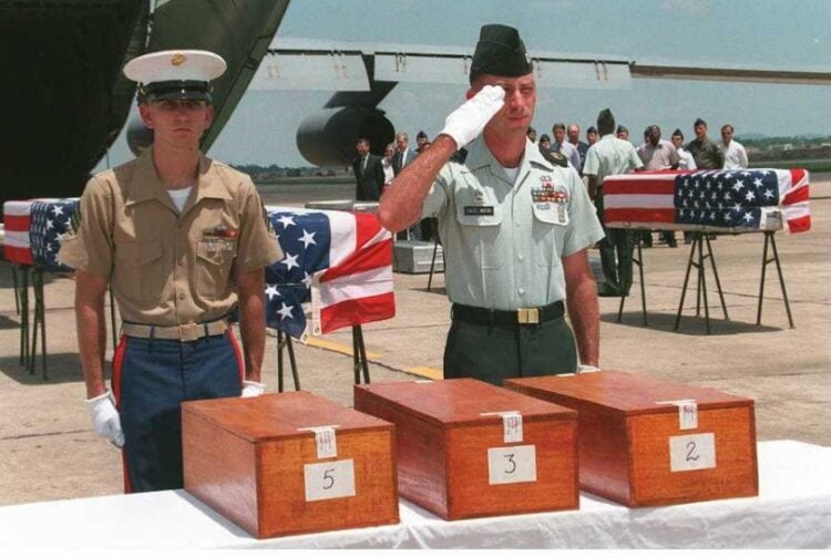 Ο δεκανέας Hazel Wood (δεξιά) χαιρετά στρατιωτικά προτού παραλάβει ξύλινα κιβώτια που περιείχαν τα λείψανα Αμερικανών στρατιωτών, κατά τη διάρκεια τελετής επαναπατρισμού αγνοουμένων (MIA), στις 10 Ιουνίου 1996, στο αεροδρόμιο του Ανόι. 

Το Ανόι παρέδωσε στις ΗΠΑ, τα υποτιθέμενα λείψανα επτά αγνοουμένων. Τα λείψανα, τοποθετημένα σε φέρετρα καλυμμένα με την αμερικανική σημαία, μεταφέρθηκαν αεροπορικώς στη Χαβάη για να γίνει η ταυτοποίησή τους (φωτ. αρχείου: Hoang Dinh NAM)
