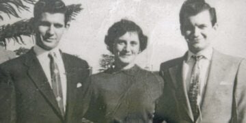 Ο Ντένις, η Κυράνη και ο Κον Αναστασόπουλος, το 1956 (φωτ.:  greekherald.com.au)