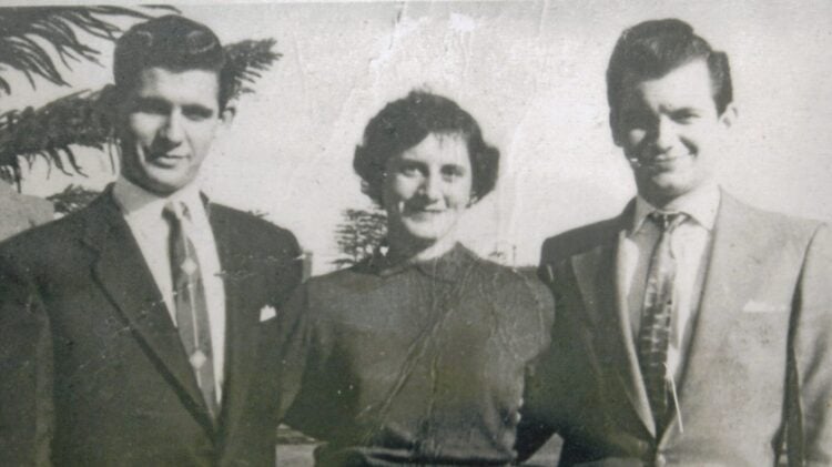 Ο Ντένις, η Κυράνη και ο Κον Αναστασόπουλος, το 1956 (φωτ.:  greekherald.com.au)