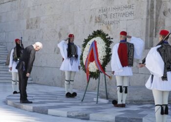 Στιγμιότυπο απο την κατάθεση στεφάνου στο Μνημείο του Αγνώστου Στρατιώτη από τον Πρόεδρο της Δημοκρατίας της Αρμενίας Βαχάγκν Χατσατουριάν (φωτ.: Γιώργος Κονταρίνης/ EUROKINISSI)