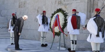 Στιγμιότυπο απο την κατάθεση στεφάνου στο Μνημείο του Αγνώστου Στρατιώτη από τον Πρόεδρο της Δημοκρατίας της Αρμενίας Βαχάγκν Χατσατουριάν (φωτ.: Γιώργος Κονταρίνης/ EUROKINISSI)