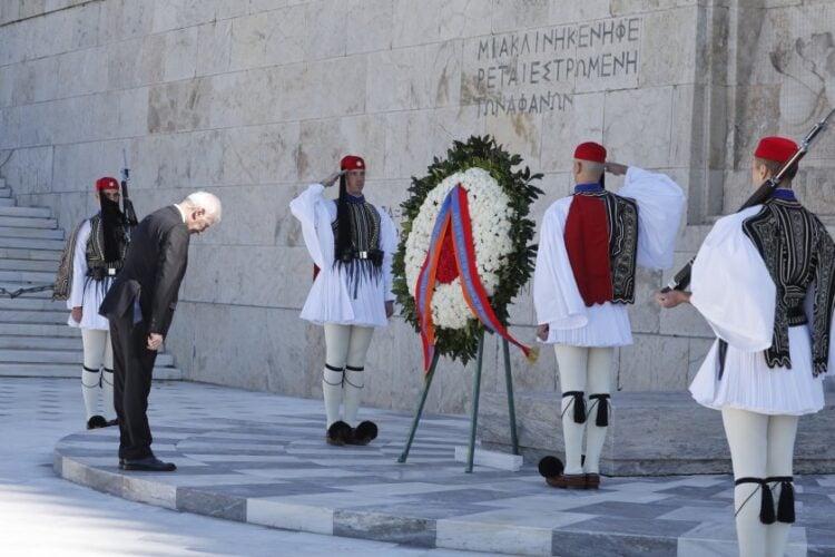 Στιγμιότυπο απο την κατάθεση στεφάνου στο Μνημείο του Αγνώστου Στρατιώτη από τον Πρόεδρο της Δημοκρατίας της Αρμενίας Βαχάγκν Χατσατουριάν (φωτ.: Γιώργος Κονταρίνης/ EUROKINISSI)