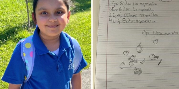 Η μικρή Βίχα με το τετράδιό της από το μάθημα των ελληνικών (φωτ.: TheGreekHerald.com)