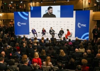 Ο Ουκρανός πρόεδρος Βολοντίμιρ Ζελένσκι διακρίνεται στην γιγαντοοθόνη κατά τη Διάσκεψη του Μονάχου για την Ασφάλεια (φωτ.: EPA/Ronald Wittek)