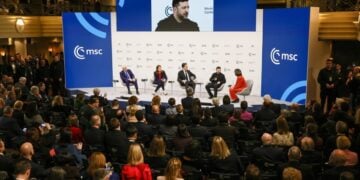 Ο Ουκρανός πρόεδρος Βολοντίμιρ Ζελένσκι διακρίνεται στην γιγαντοοθόνη κατά τη Διάσκεψη του Μονάχου για την Ασφάλεια (φωτ.: EPA/Ronald Wittek)