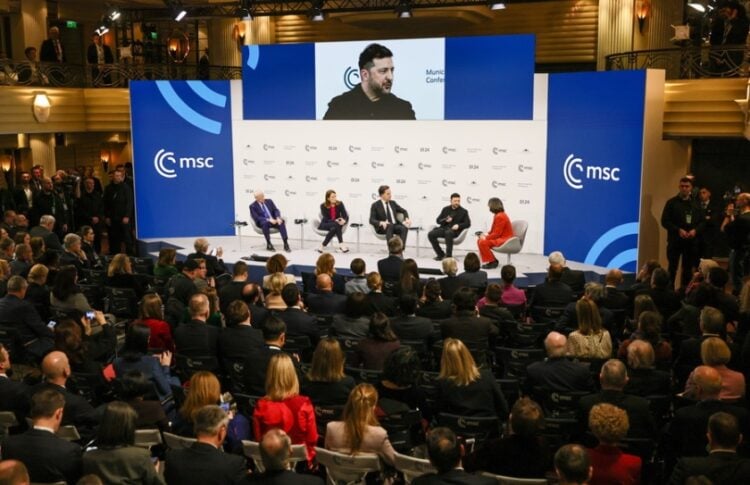 Ο Ουκρανός πρόεδρος Βολοντίμιρ Ζελένσκι διακρίνεται στην γιγαντοοθόνη κατά τη Διάσκεψη του Μονάχου για την Ασφάλεια (φωτ.: EPA/Ronald Wittek)