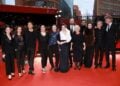 Ο Ilker Catak (τρίτος από αριστερά) με το καστ και τους συνεργάτες στην ταινία «Κίτρινα γράμματα» στο 76ο Διεθνές Φεστιβάλ Κινηματογράφου του Βερολίνου (φωτ.: 
EPA/CLEMENS BILAN)