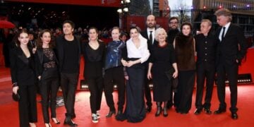 Ο Ilker Catak (τρίτος από αριστερά) με το καστ και τους συνεργάτες στην ταινία «Κίτρινα γράμματα» στο 76ο Διεθνές Φεστιβάλ Κινηματογράφου του Βερολίνου (φωτ.:
EPA/CLEMENS BILAN)