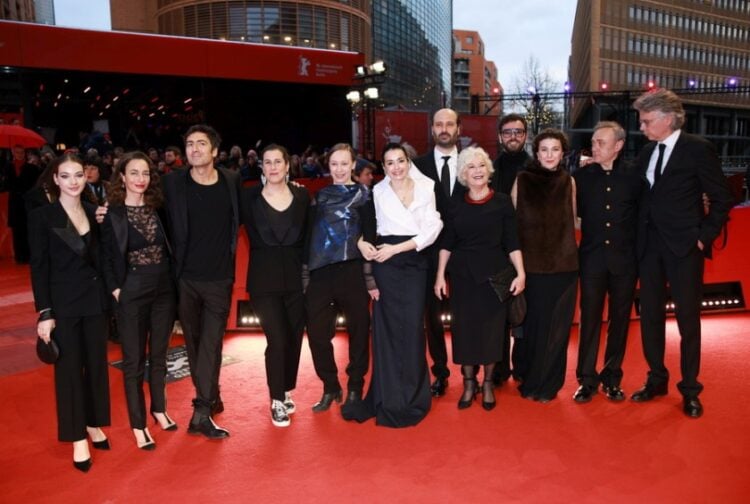 Ο Ilker Catak (τρίτος από αριστερά) με το καστ και τους συνεργάτες στην ταινία «Κίτρινα γράμματα» στο 76ο Διεθνές Φεστιβάλ Κινηματογράφου του Βερολίνου (φωτ.:
EPA/CLEMENS BILAN)