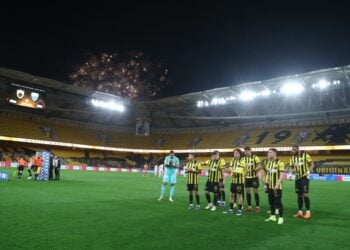 Παίκτες της ΑΕΚ στο γήπεδο, ενώ στον εξωτερικό χώρο ανάβουν πυροτεχνήματα (φωτ.: EUROKINISSI/Μάρκος Χουζούρης)