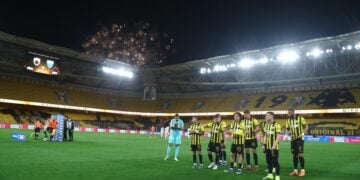 Παίκτες της ΑΕΚ στο γήπεδο, ενώ στον εξωτερικό χώρο ανάβουν πυροτεχνήματα (φωτ.: EUROKINISSI/Μάρκος Χουζούρης)