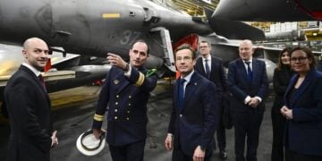 Ο κυβερνήτης του γαλλικού αεροπλανοφόρου Σαρλ Ντε Γκολ (Charles De Gaulle R91), καπετάνιος Τομά Πουγκά(δεύτερος από αριστερά), καθοδηγεί τον Σουηδό πρωθυπουργό Ουλφ Κρίστερσον (τρίτος από αριστερά), τον Γάλλο υπουργό Εξωτερικών Ζαν Νοέλ Μπαρό (αριστερά) και την Σουηδή υπουργό Εξωτερικών Μαρία Μάλμερ Στένεργκαρντ ανάμεσα στα μαχητικά αεροσκάφη. Το αεροπλανοφόρο έχει ελλιμενιστεί στο Μάλμε της Σουηδίας (φωτ.: EPA/Johan Nilsson)