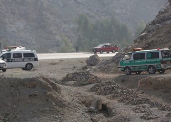 Ασθενοφόρα σταθμευμένα κοντά στα σύνορα στην επαρχία Νανγκαρχάρ του Αφγανιστάν, μετά την κλιμάκωση της έντασης με το Πακιστάν. 27 Φεβρουαρίου 2026 (φωτ.: EPA / STRINGER)