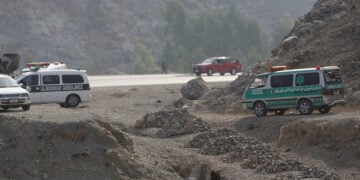 Ασθενοφόρα σταθμευμένα κοντά στα σύνορα στην επαρχία Νανγκαρχάρ του Αφγανιστάν, μετά την κλιμάκωση της έντασης με το Πακιστάν. 27 Φεβρουαρίου 2026 (φωτ.: EPA / STRINGER)