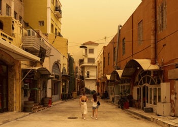 Θα μπορούσε να είναι η Αβάνα, αλλά είναι τα Χανιά της Κρήτης, καλυμμένα από αφρικανική σκόνη (φωτ. αρχείου: EUROKINISSI / Γιάννης Αγγελάκης)