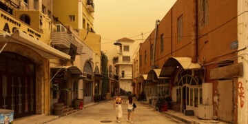 Θα μπορούσε να είναι η Αβάνα, αλλά είναι τα Χανιά της Κρήτης, καλυμμένα από αφρικανική σκόνη (φωτ. αρχείου: EUROKINISSI / Γιάννης Αγγελάκης)