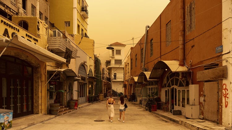 Θα μπορούσε να είναι η Αβάνα, αλλά είναι τα Χανιά της Κρήτης, καλυμμένα από αφρικανική σκόνη (φωτ. αρχείου: EUROKINISSI / Γιάννης Αγγελάκης)