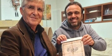 Ο Γιώργος Γιαουρτάς υποδέχθηκε τον Χοσέ Καραθανασόπουλο στην Κρήτη (φωτ.: neakriti.gr)